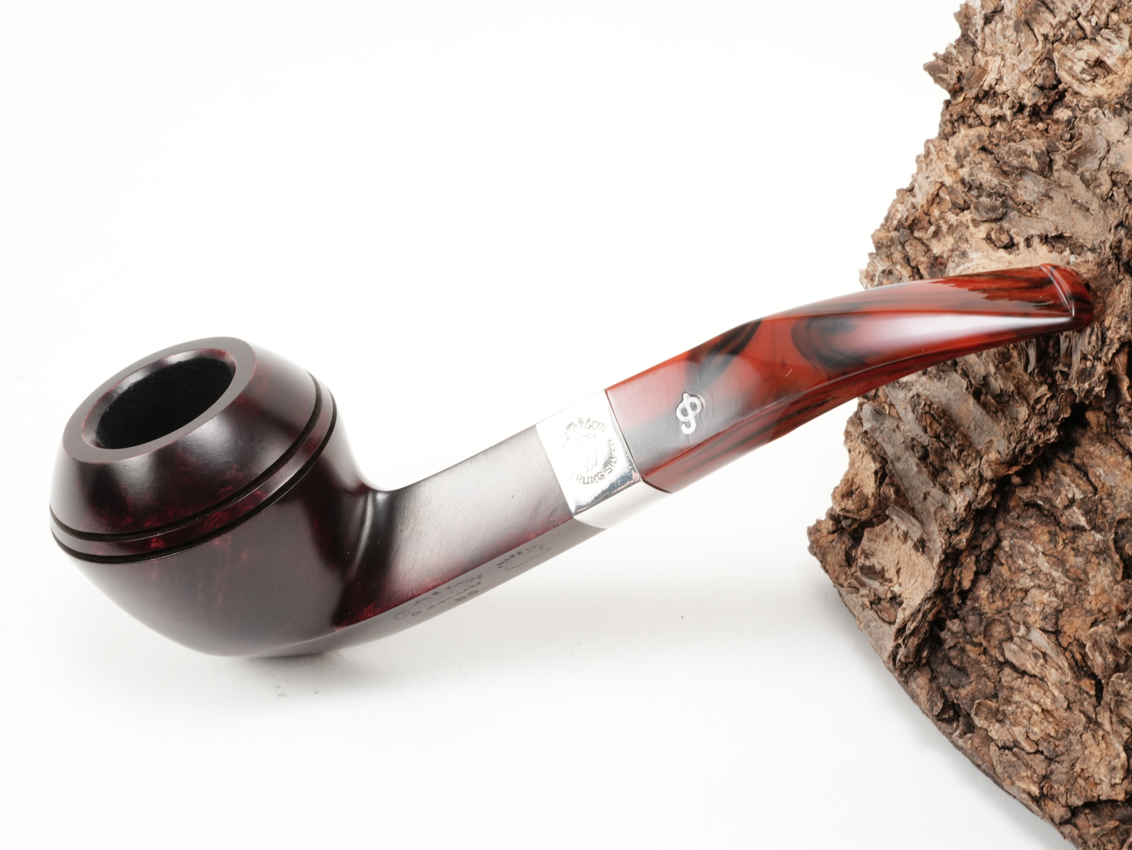 Glatt polierte rotbraune Peterson Irish Harp B5 Brown Pfeife Half-Bent Bulldog mit 925er Silberring samt Harfen-Gravur und Acrylmundstück – Titelbild schräg von oben