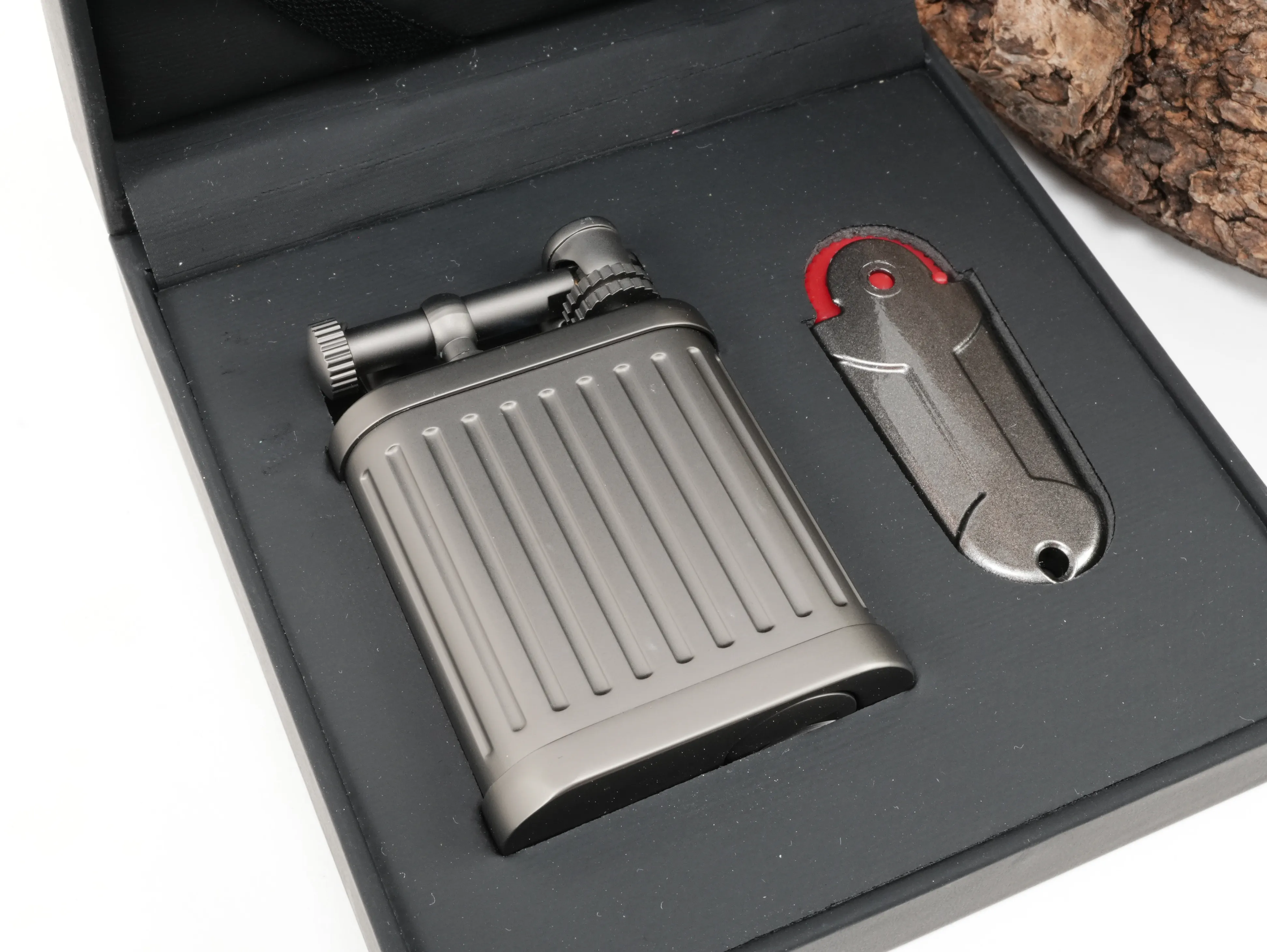 Nahaufnahme des Sisuman Soft Flame Gasfeuerzeugs Gun Metal in der geöffneten Präsentationsbox