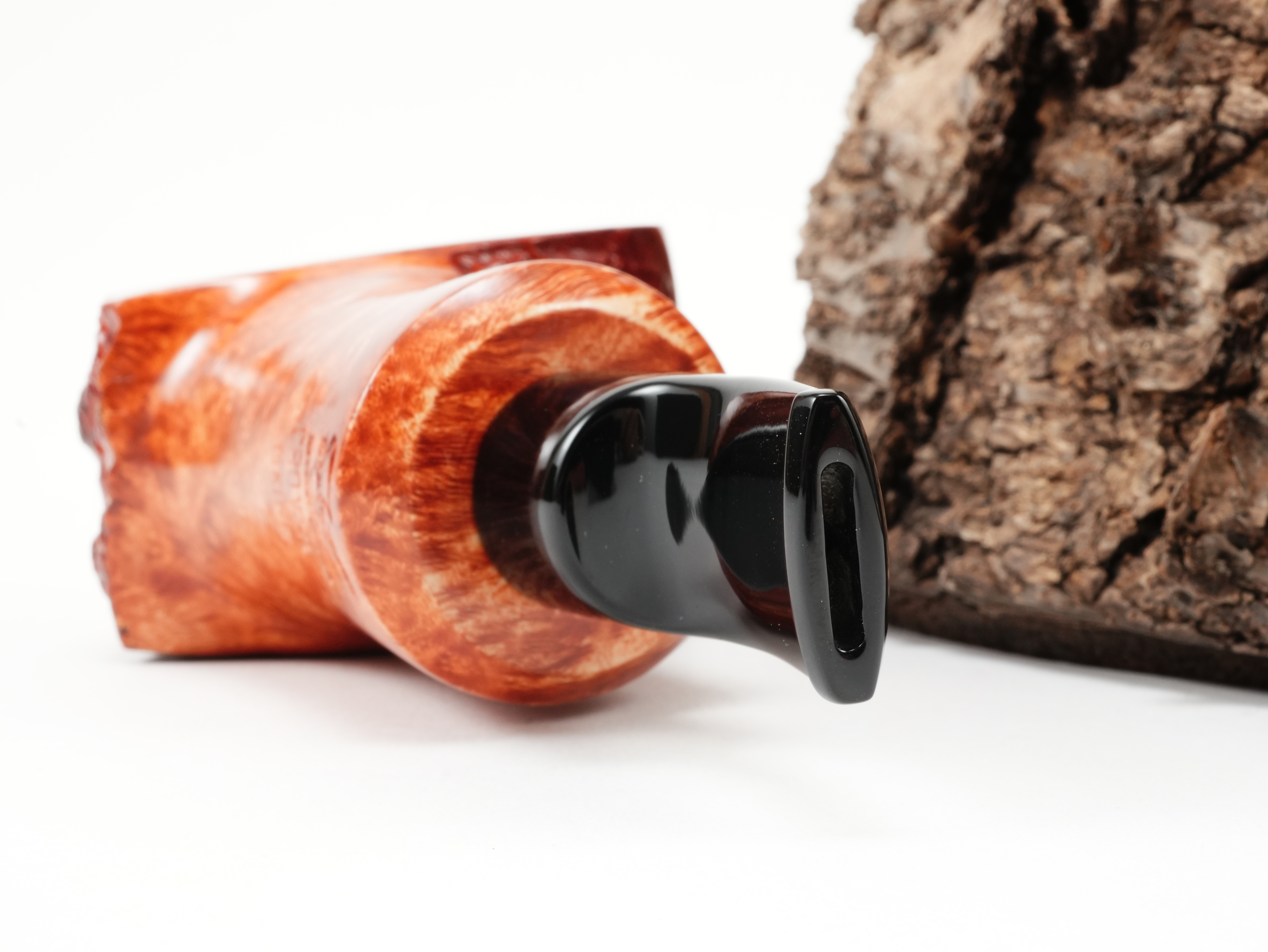 Nahaufnahme des sehr kurzen schwarzen Acrylmundstücks der Poul Winslow Crown Viking 708 mit Bissstelle von hinten