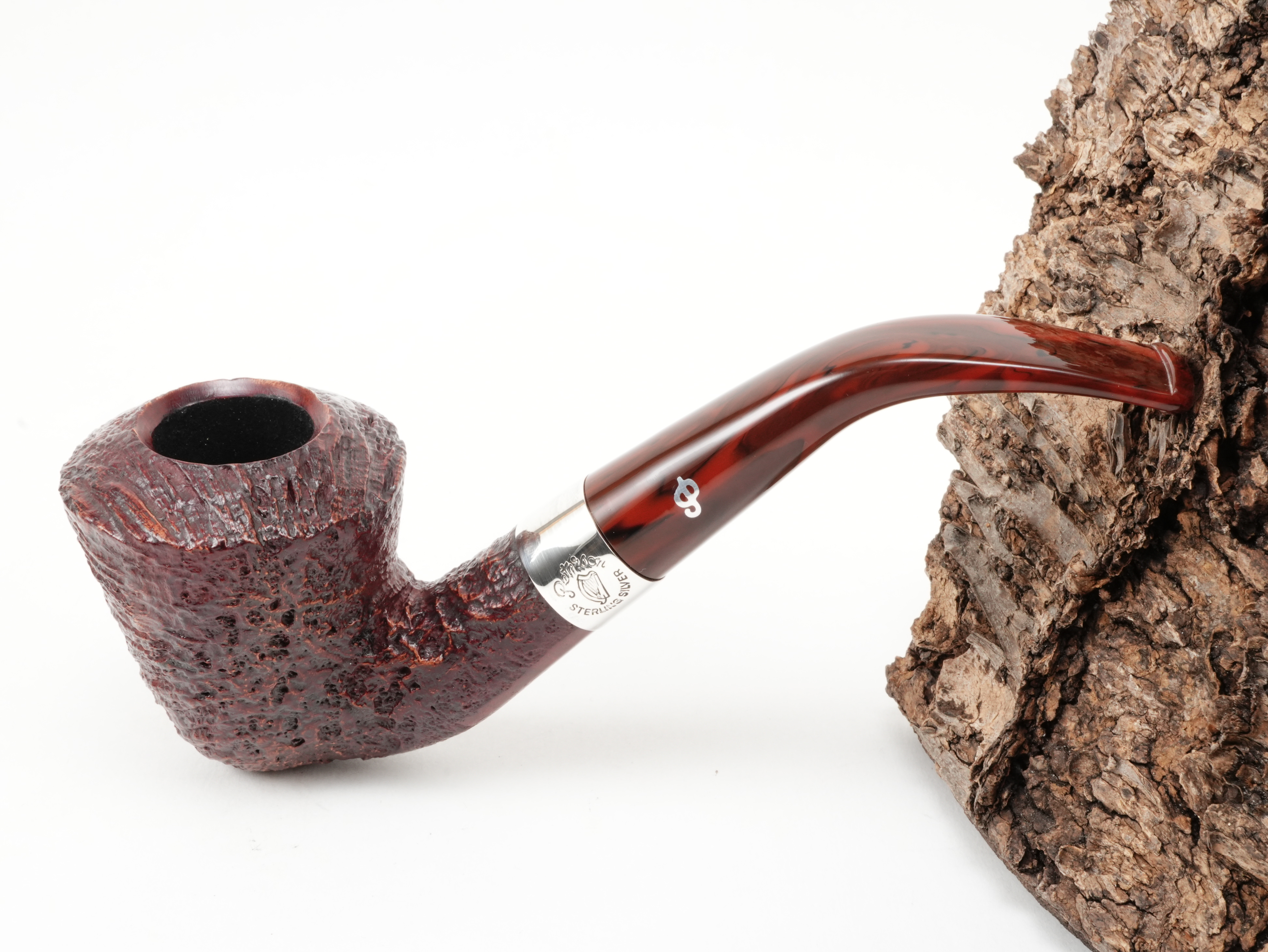 Rotbraun sandgestrahlte Peterson Irish Harp B10 Sand Pfeife Bent Calabash mit 925er Silberring samt Harfen-Gravur und Acrylmundstück – Titelbild schräg von oben