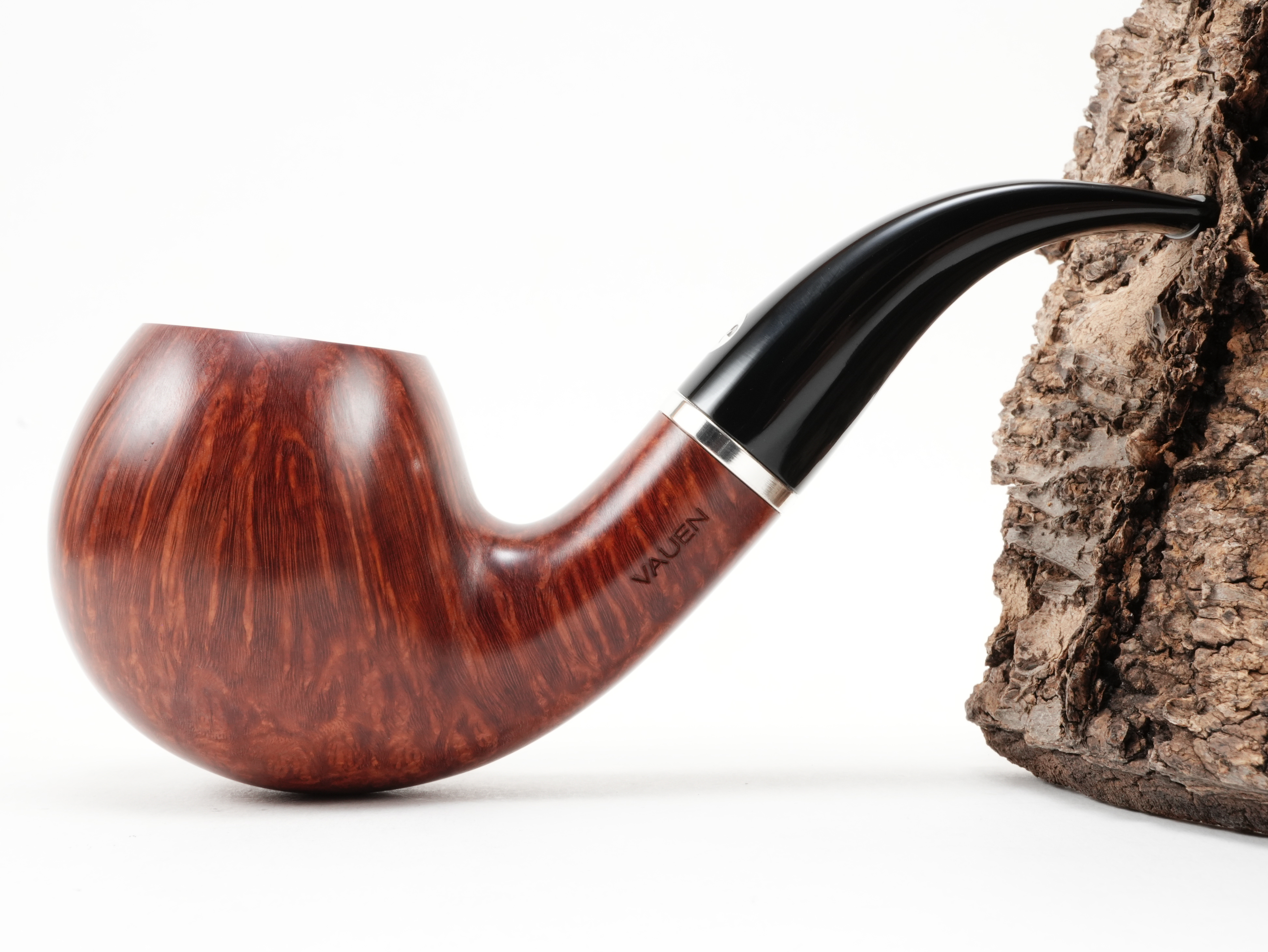 Seitenansicht der gebogenen Vauen Tradition 019 Classic-Pfeife mit makellosem Bruyère-Holz und Sterling-Silberring