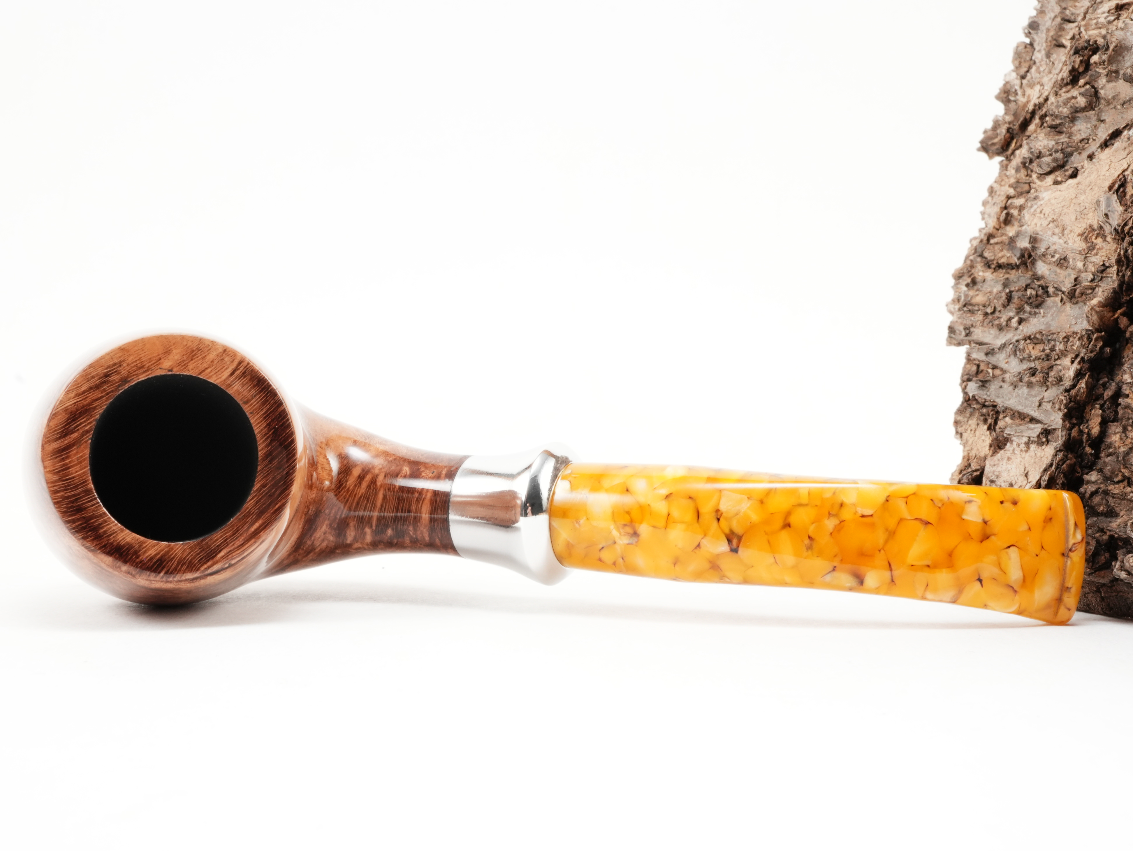 Flache Draufsicht auf die liegende db Design Berlin Baltic Amber II 036 Pfeife mit Blick auf den hochglänzenden Classic-Pfeifenkopf