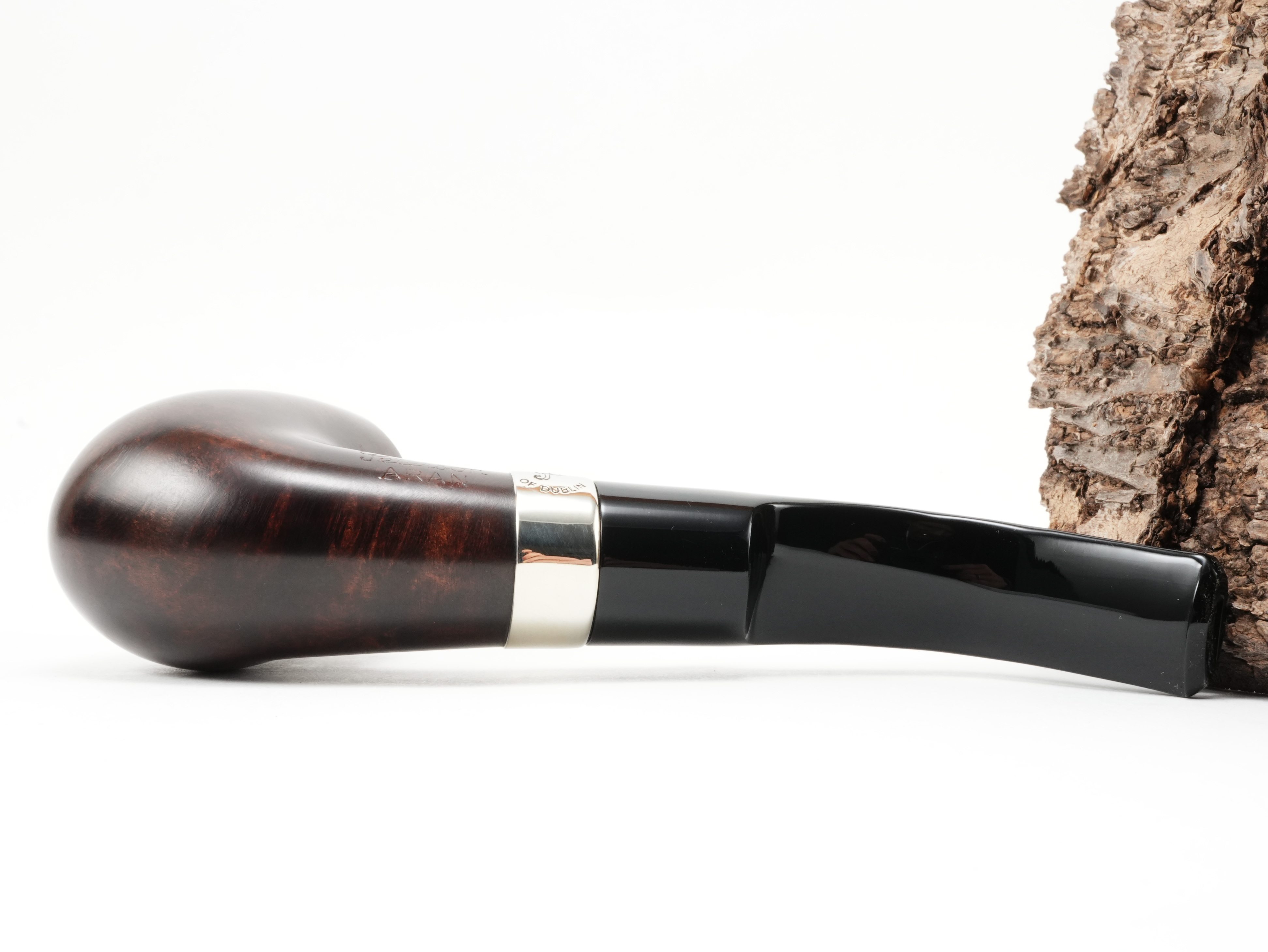 Seitenansicht der Peterson Aran XL90 Nickel Pfeife von rechts mit Fokus auf die glatte Holzmaserung und den Nickelring