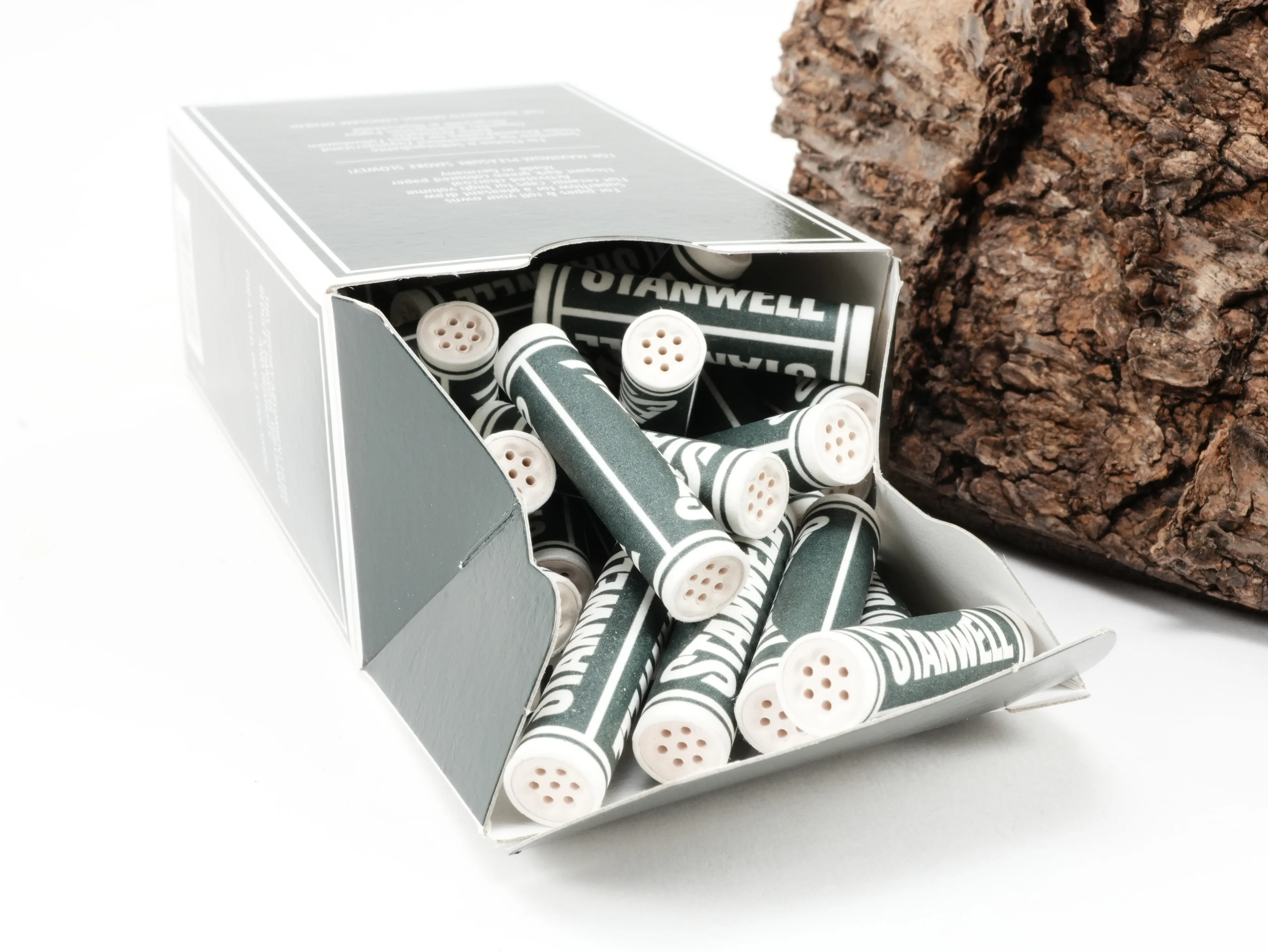 Geöffnete Schachtel der Stanwell Greenland 9mm Aktivkohlefilter mit gefüllten dunkelgrünen Filterhülsen