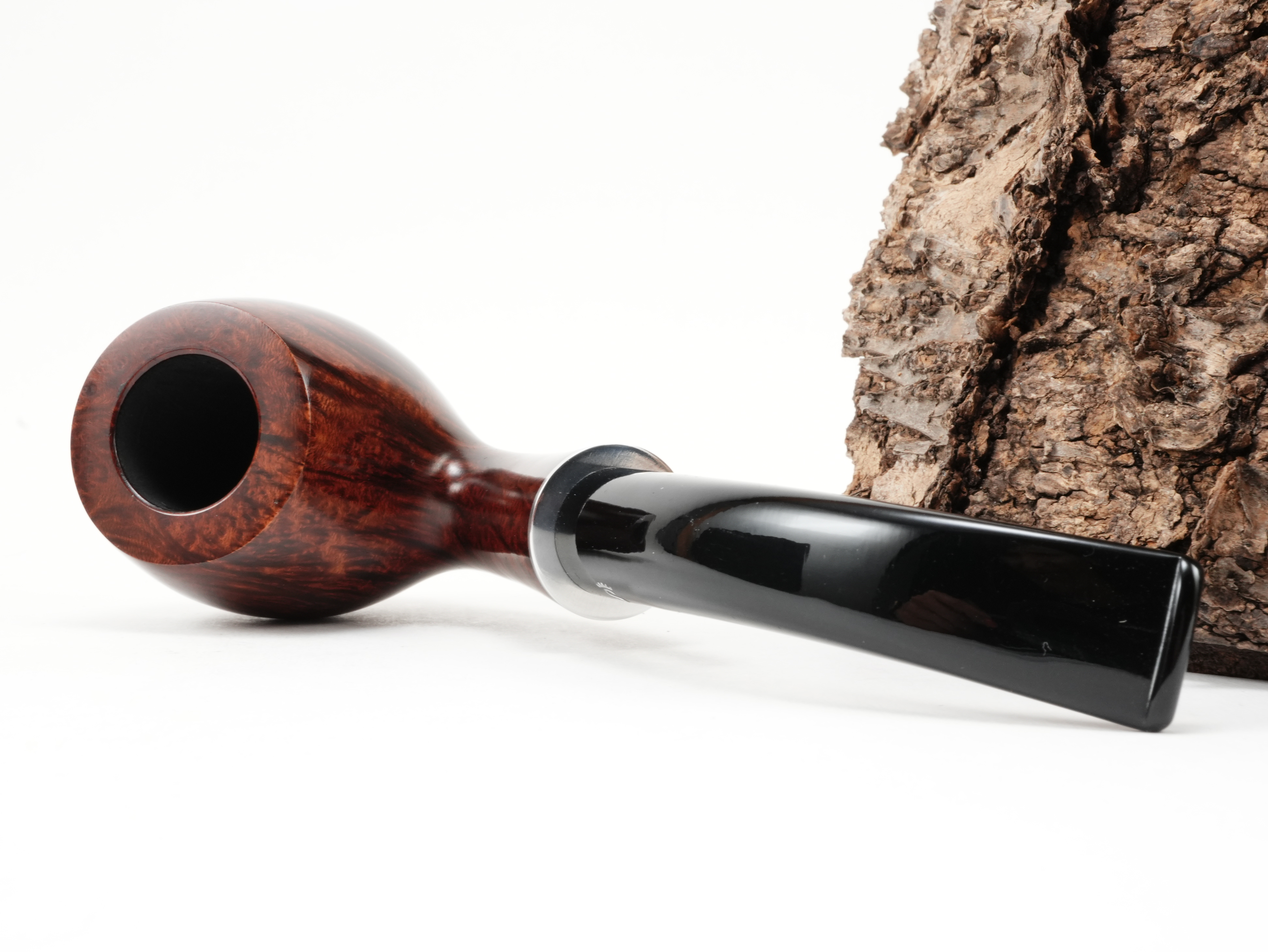 Stanwell H.C. Andersen Braun 7 Pfeife liegend von schräg hinten mit glänzendem Metallring und breiter werdendem Holm