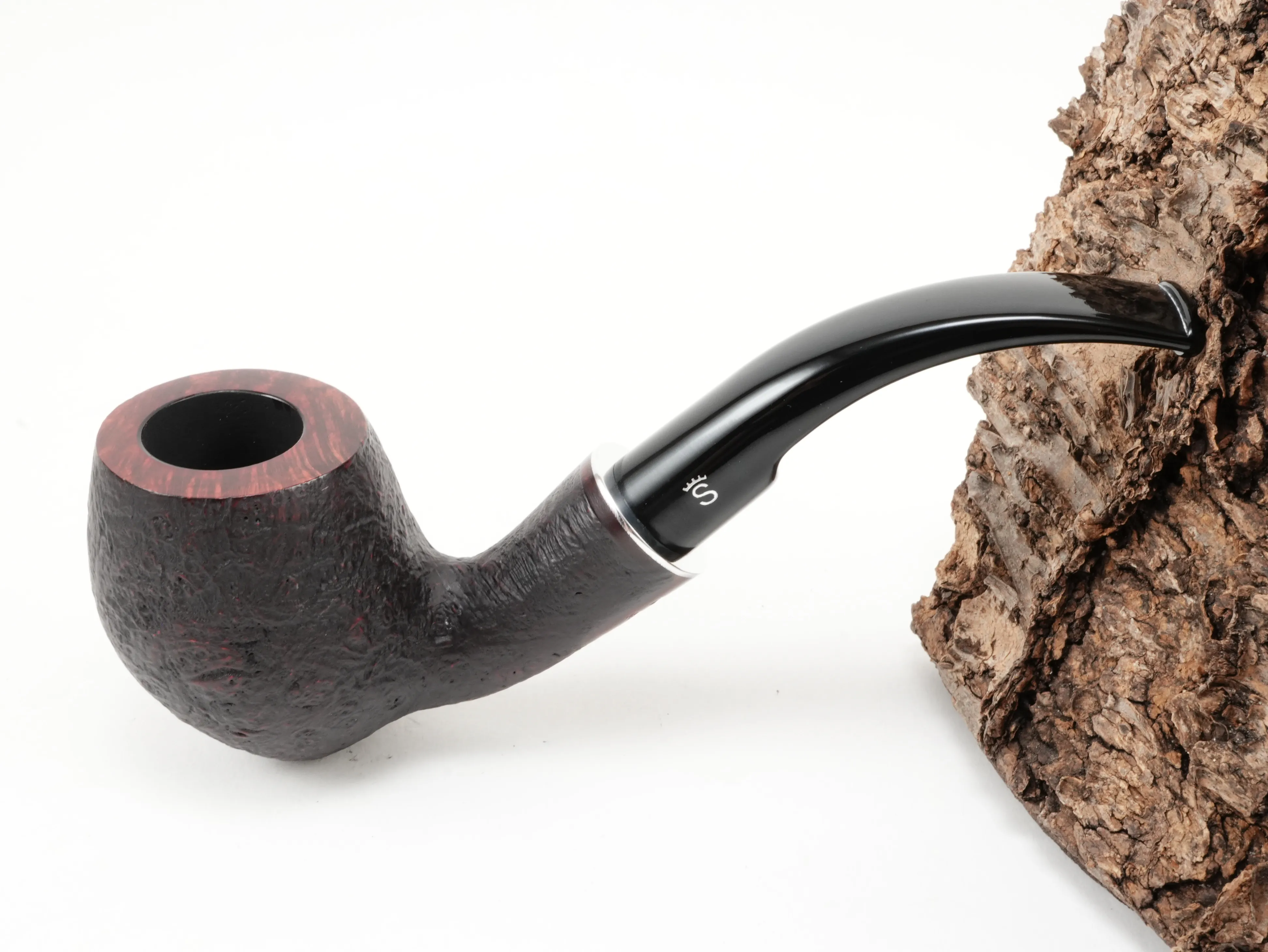 Dunkel-rötlich sandgestrahlte Stanwell H.C. Andersen Sandblasted 7 Bent-Pfeife mit rötlich-glattem Kopfrand und kurzem Acrylmundstück – Titelbild schräg von oben