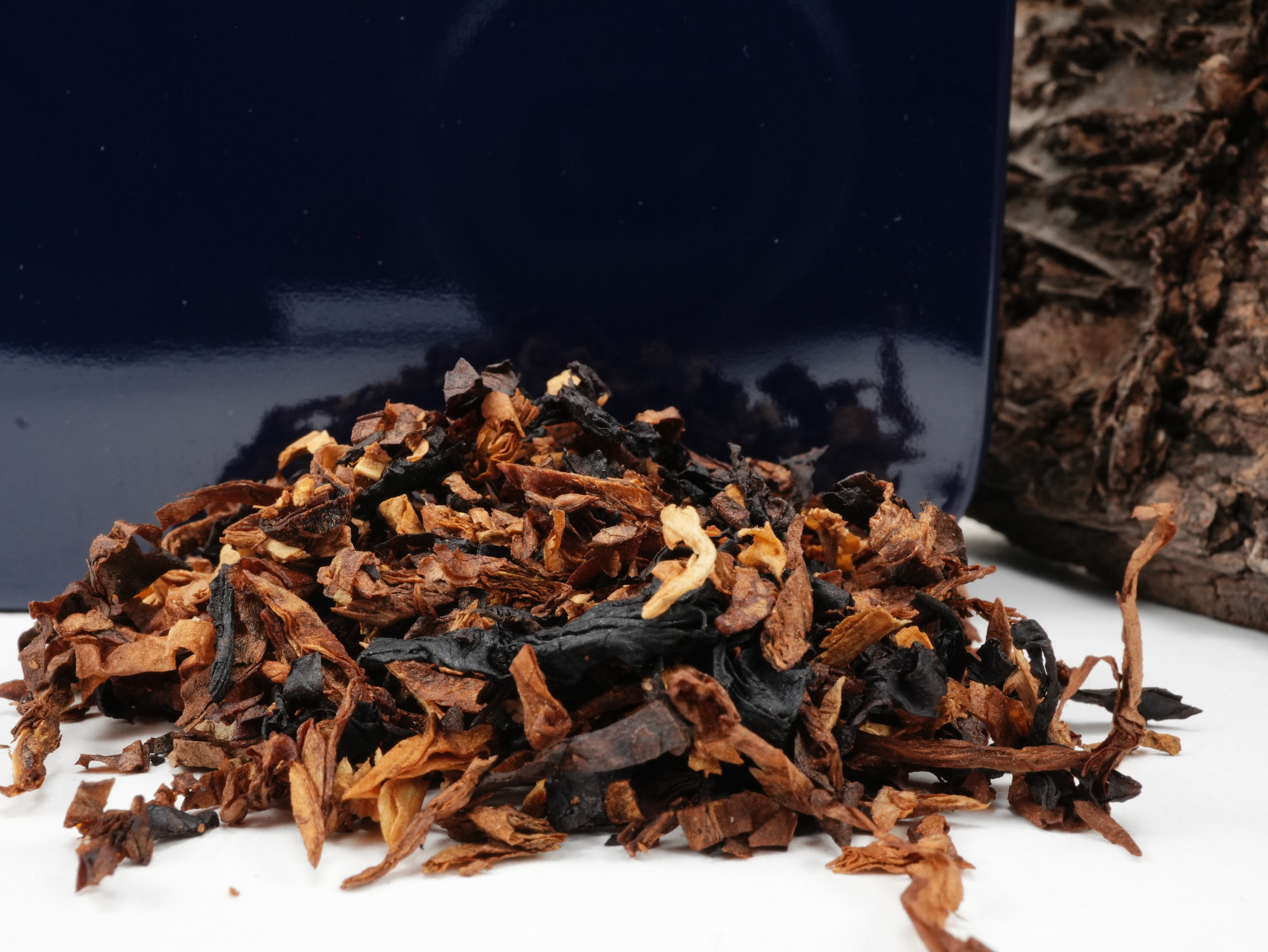 Nahaufnahme der Savinelli 150th Anniversary Tabakmischung aus Virginia, Burley, Broken Virginia und Black Cavendish