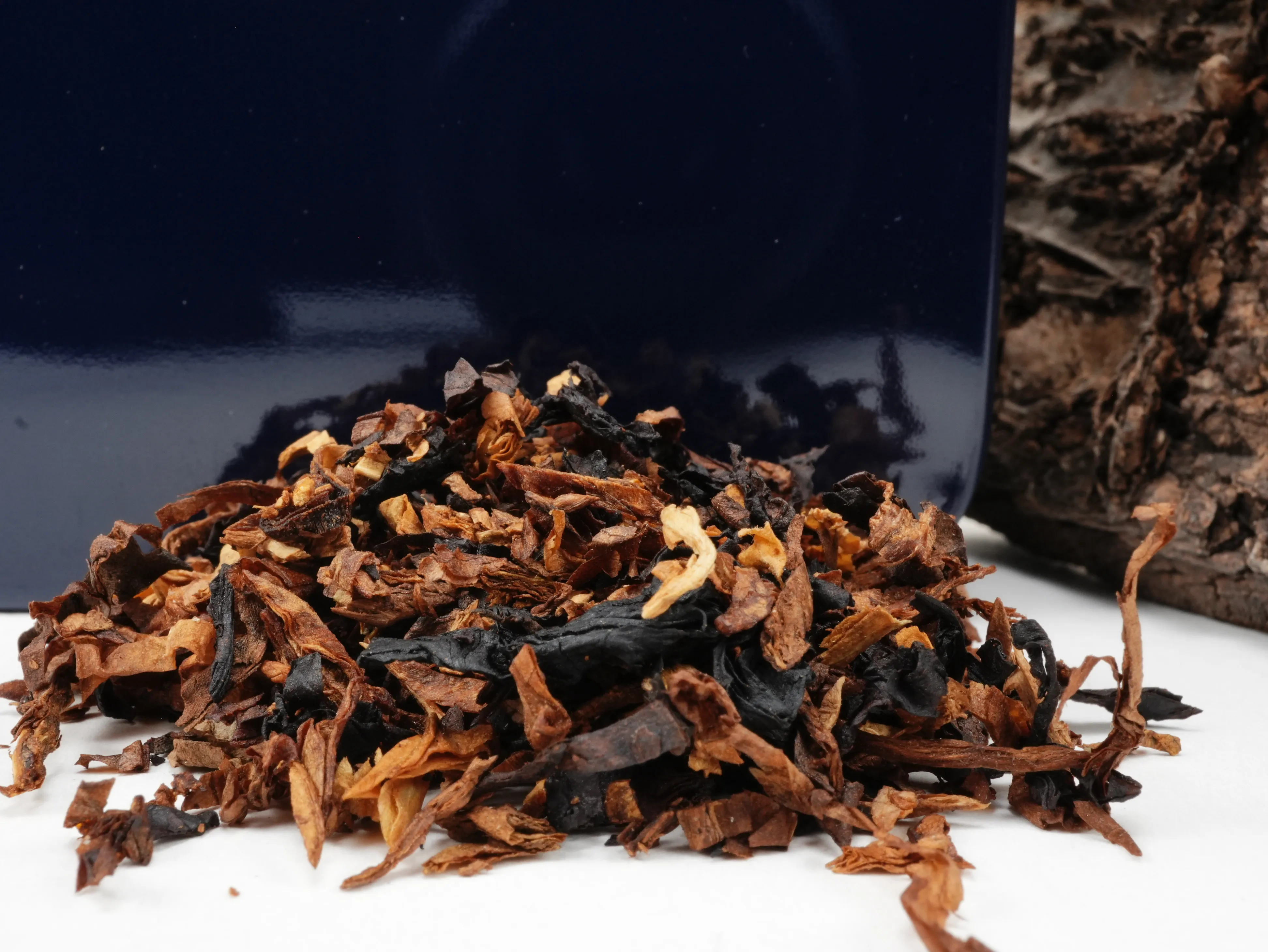 Nahaufnahme der Savinelli 150th Anniversary Tabakmischung aus Virginia, Burley, Broken Virginia und Black Cavendish