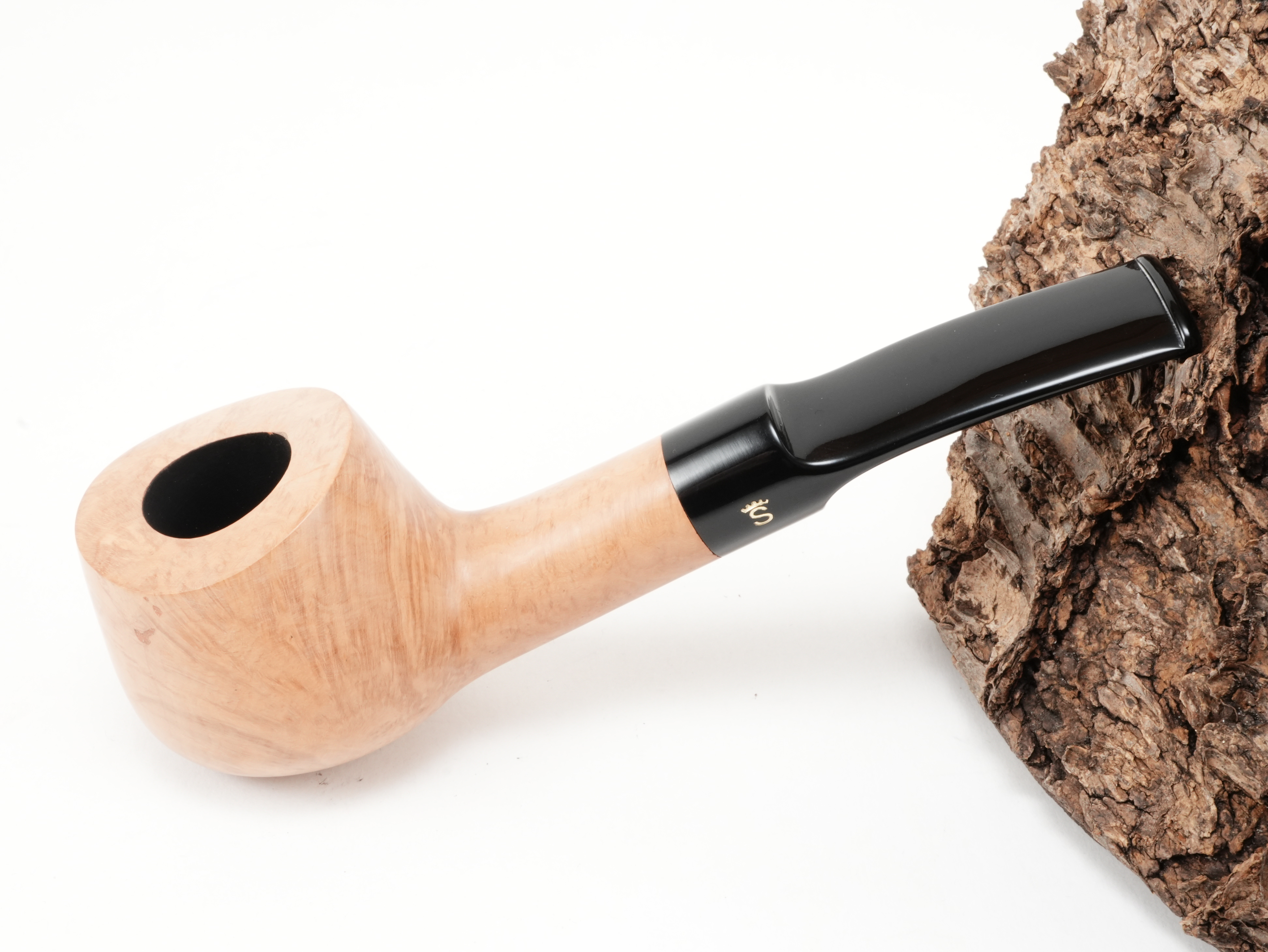 Stanwell Authentic Natural Shape 11 gerade Pfeife aus hellem naturbelassenem Bruyère mit Stanwell-Logo am Mundstück – Titelbild schräg von oben