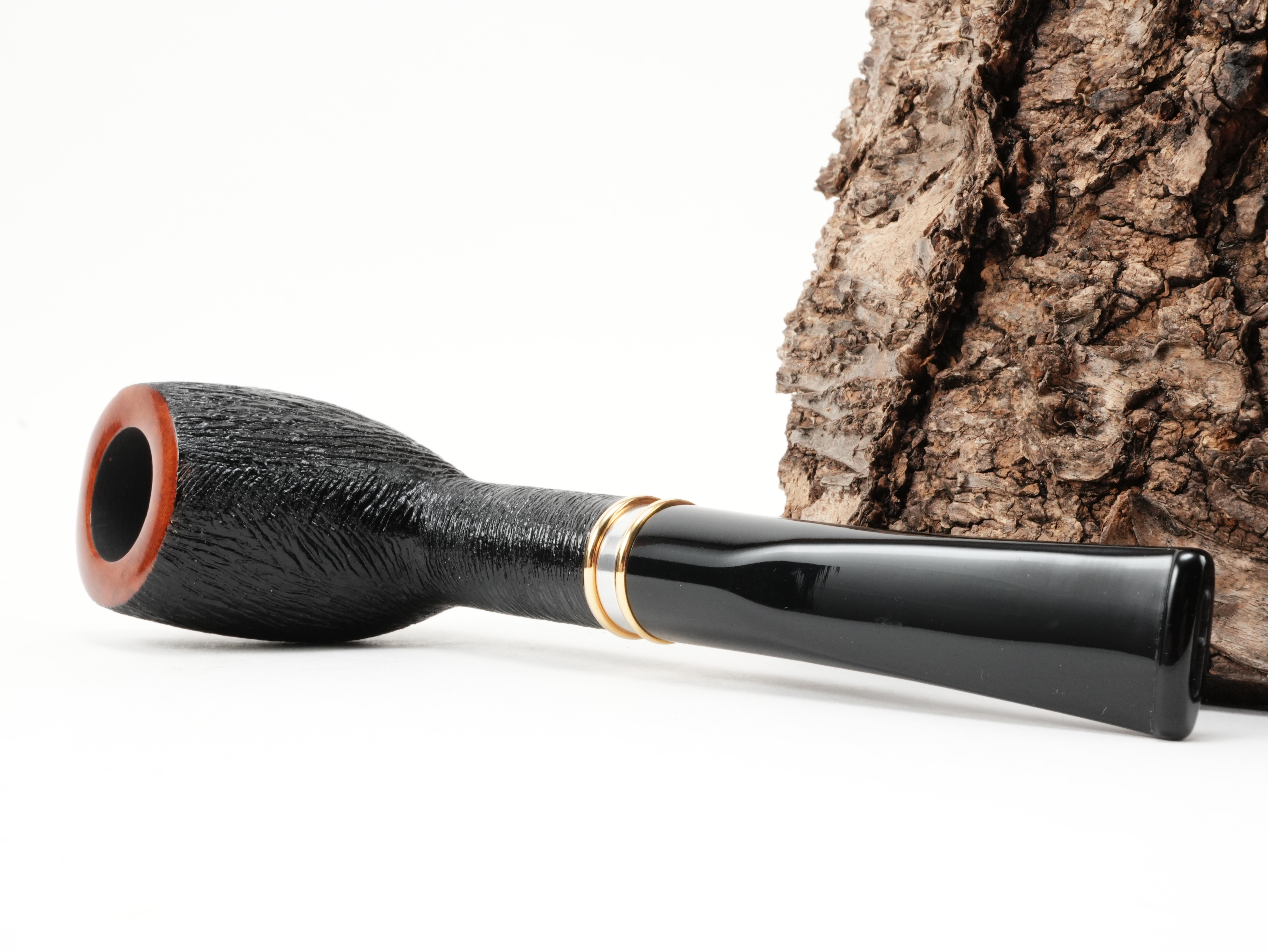Stanwell H.C. Andersen Brushed 1 Pfeife liegend von schräg hinten mit glänzendem Metall-Zierring und gebürsteter Holzstruktur