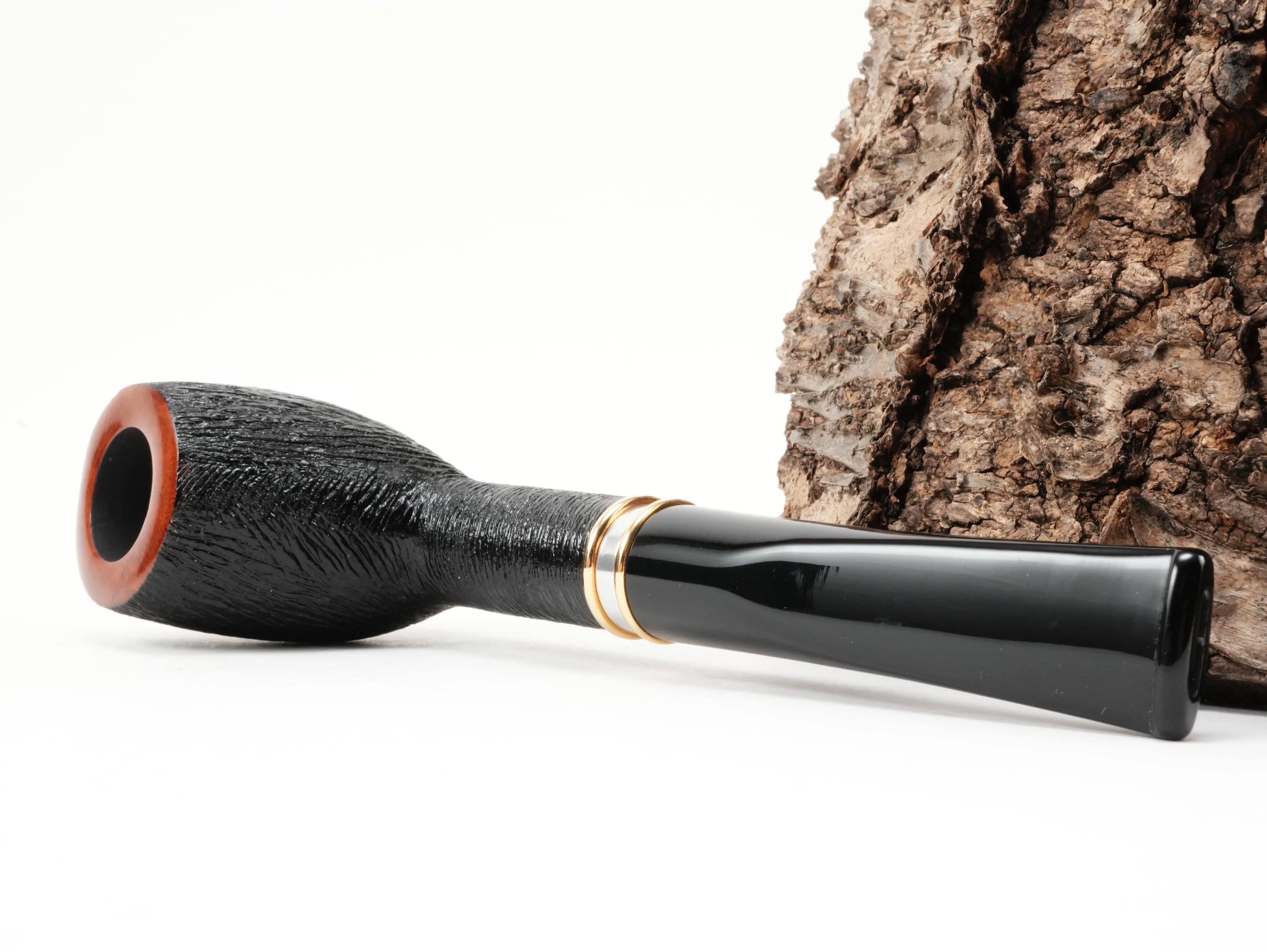 Stanwell H.C. Andersen Brushed 1 Pfeife liegend von schräg hinten mit glänzendem Metall-Zierring und gebürsteter Holzstruktur