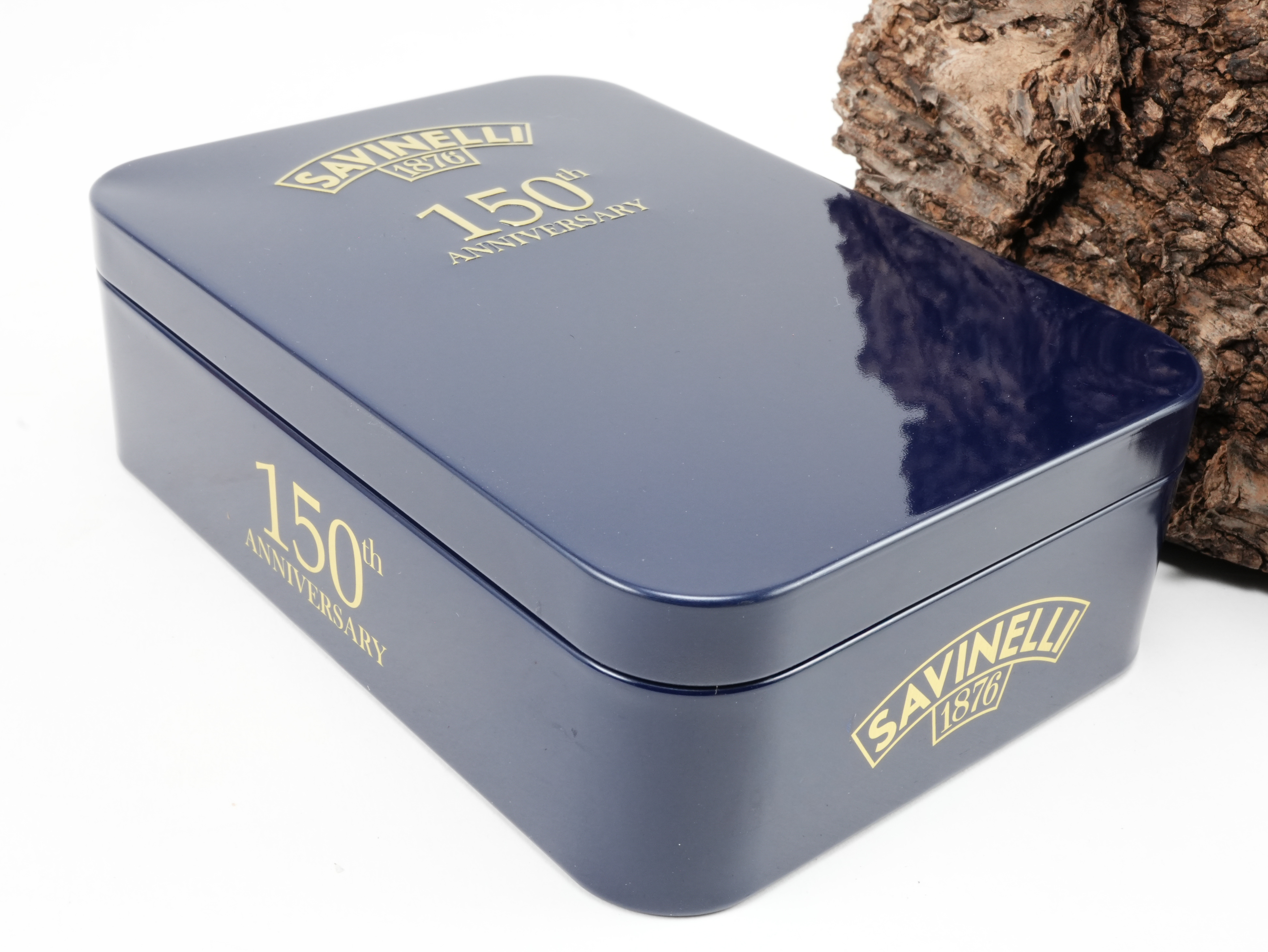 Perspektivische Ansicht der geschlossenen tiefblauen Savinelli 150th Anniversary Schmuckdose mit goldener Prägung