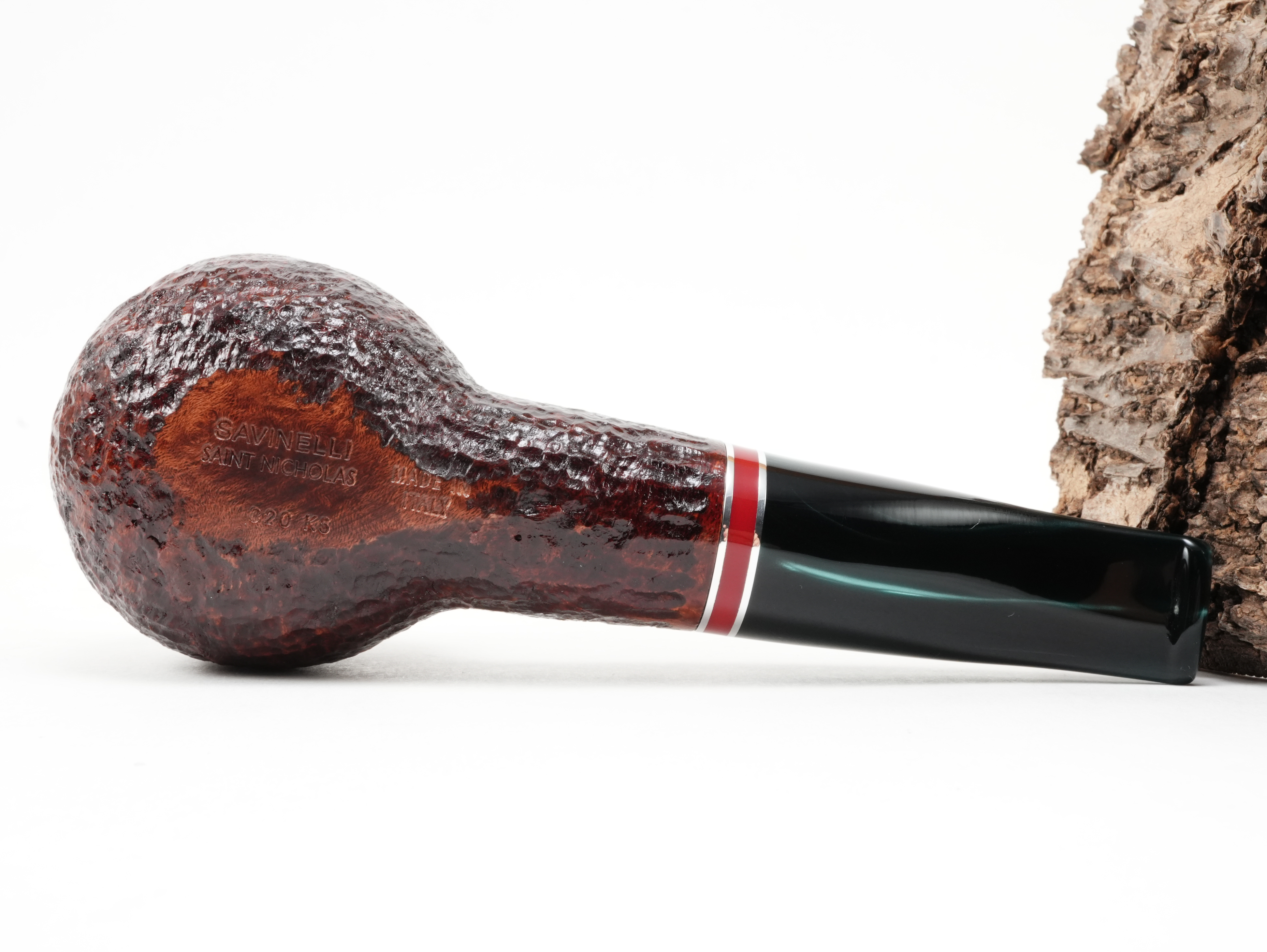 Unterseite der Savinelli Saint Nicholas 2026 320 KS mit glatter Fläche und Stempelung SAVINELLI SAINT NICHOLAS MADE IN ITALY 320 KS