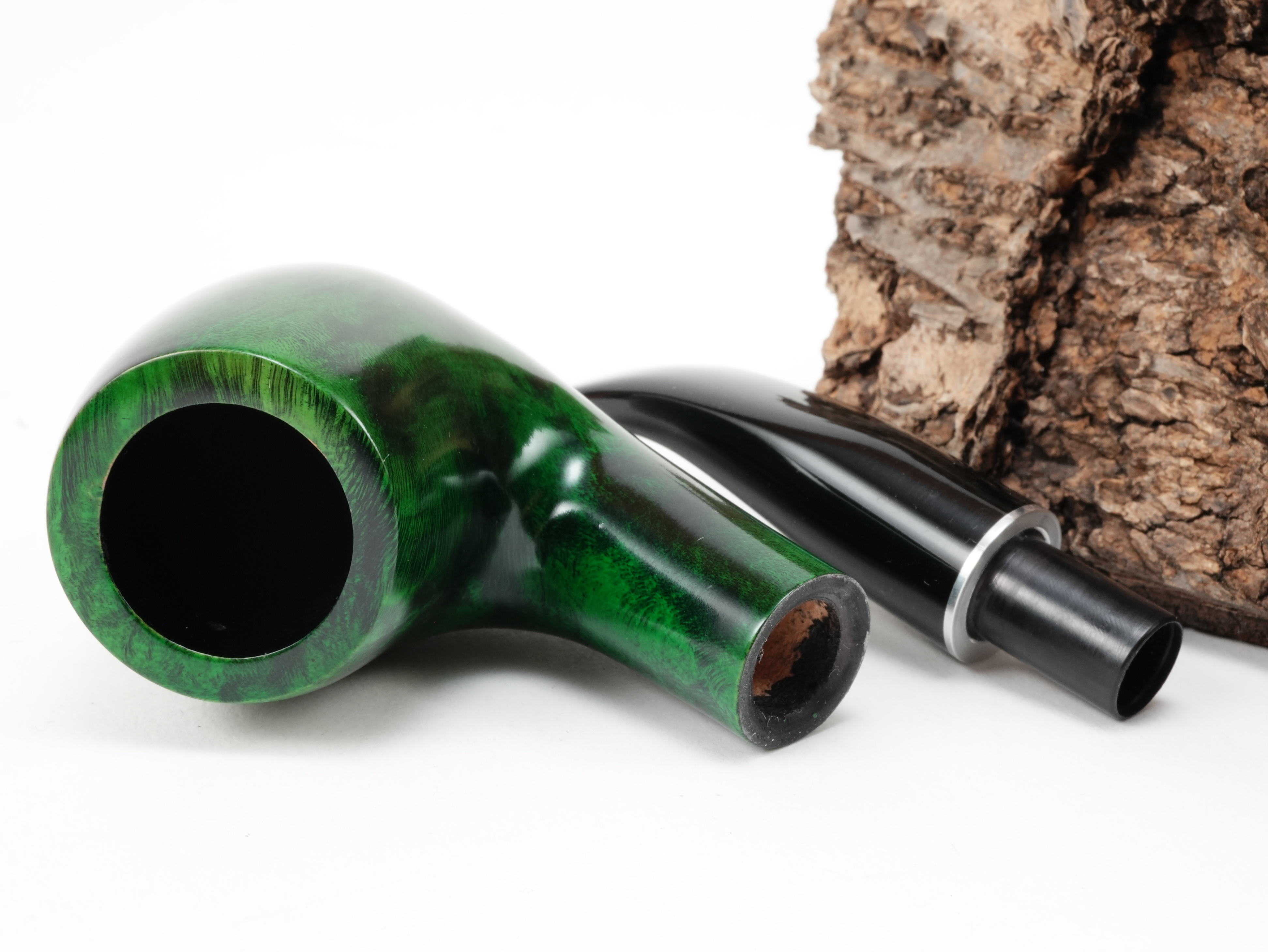 Zerlegte db Design Berlin Rügen grün 045/46 Pfeife mit Blick auf die 9mm Filterbohrung und den Zierring am Holmende
