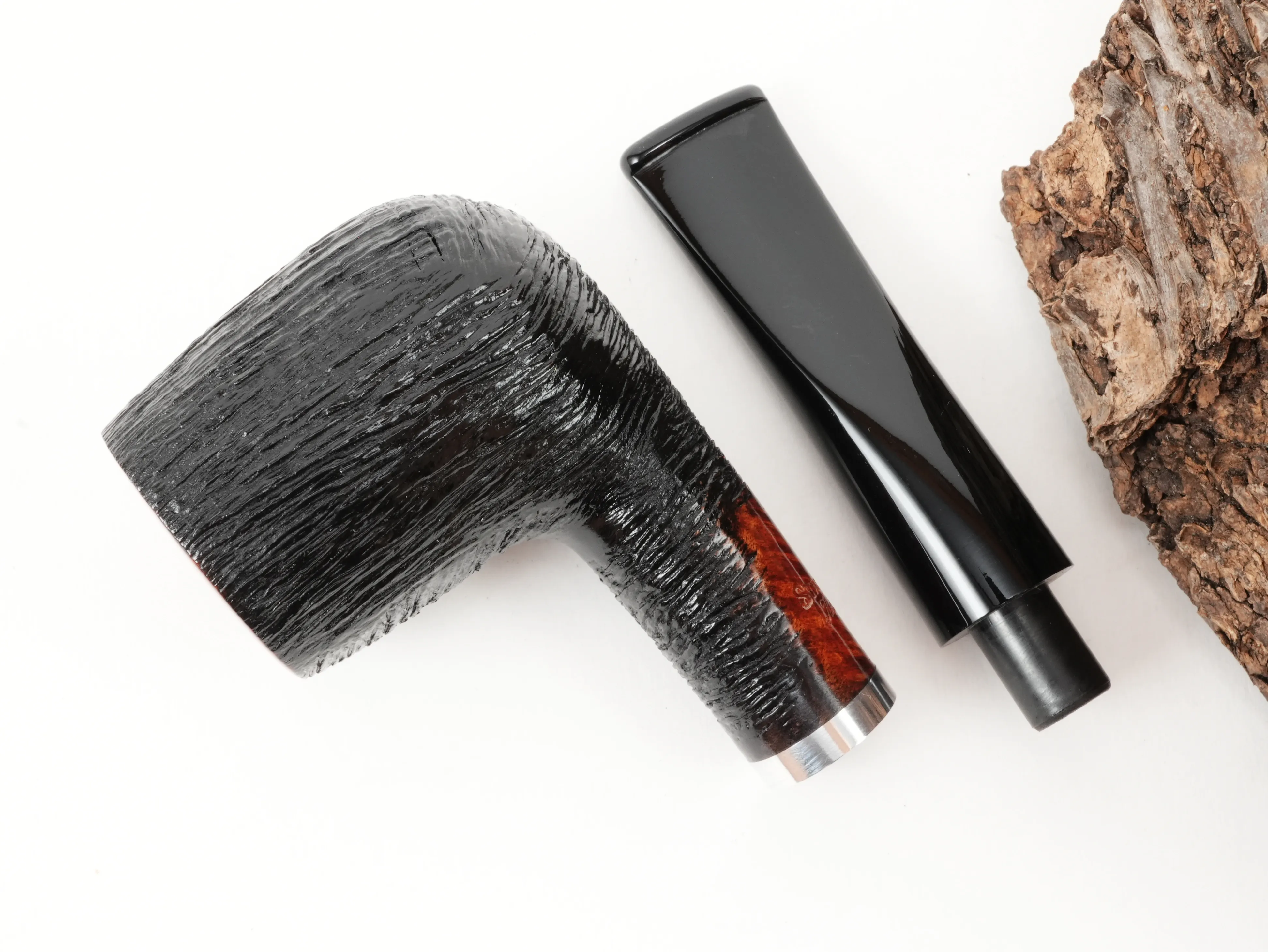 Draufsicht auf die zerlegte Stanwell København Brushed 88 Pfeife mit getrenntem rustiziertem Billiard-Pfeifenkopf und schwarzem Mundstück