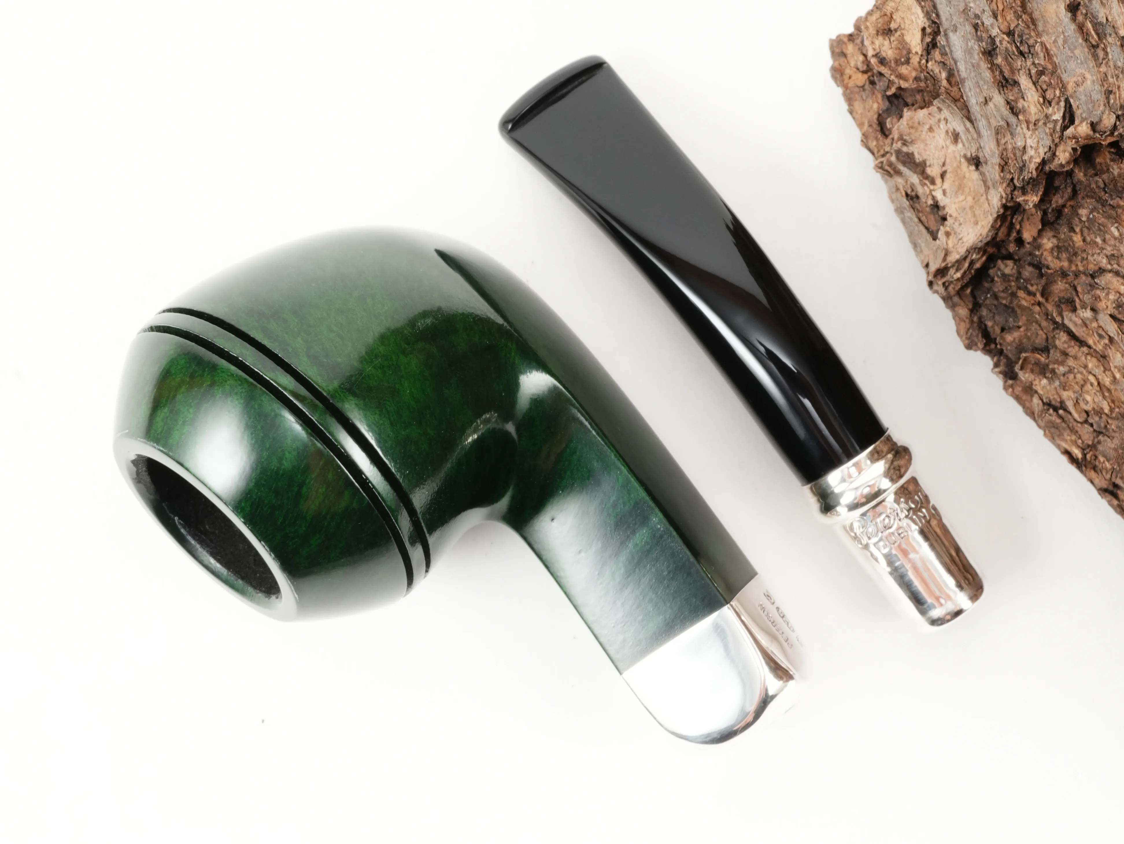 Draufsicht auf die zerlegte Peterson Spigot Green B5 Pfeife mit getrenntem grünem Bulldog-Pfeifenkopf und silber montiertem Mundstück