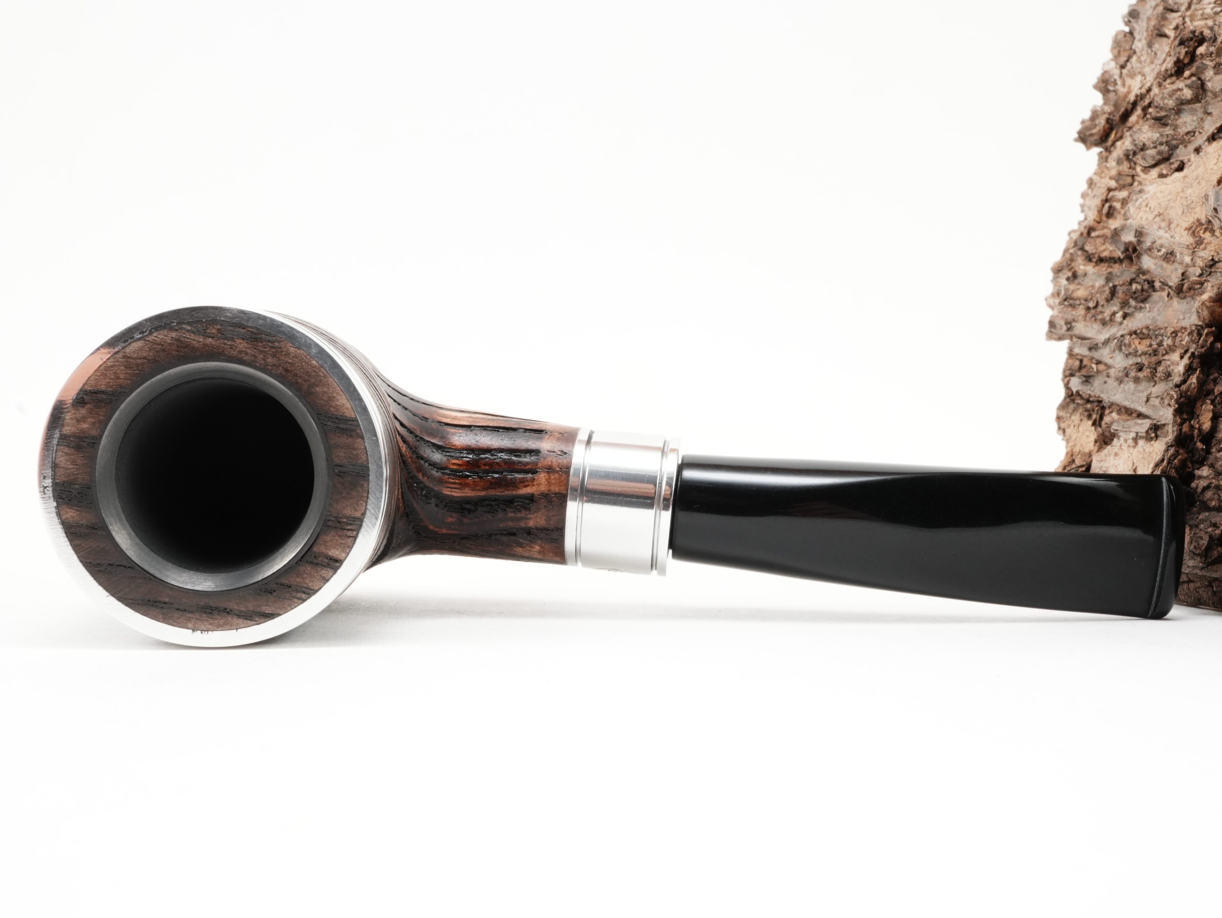 Flache Draufsicht auf die liegende Rattray's Glory Day Cap G Brown mit braun strukturierter Eschenmaserung