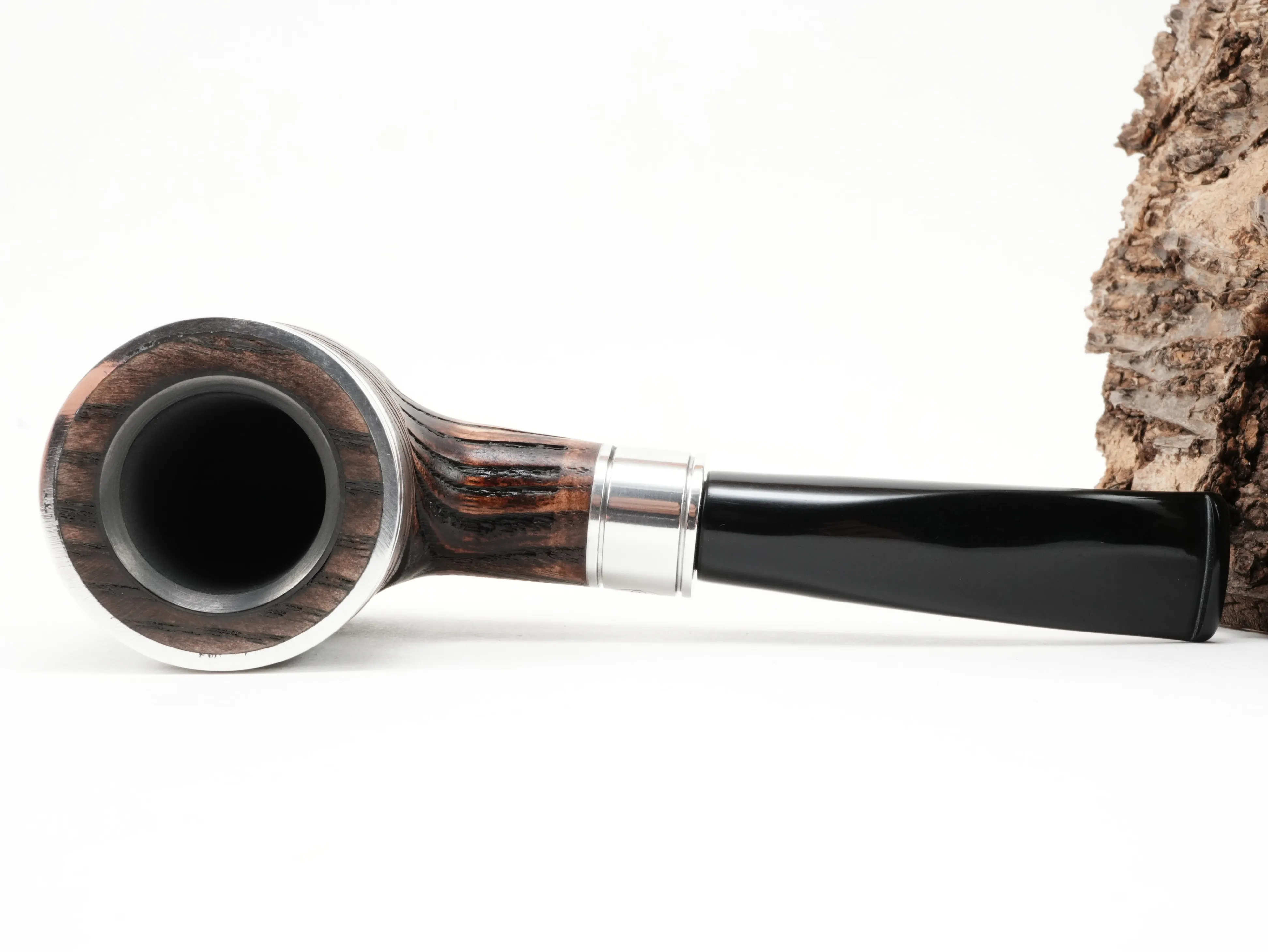 Flache Draufsicht auf die liegende Rattray's Glory Day Cap G Brown mit braun strukturierter Eschenmaserung