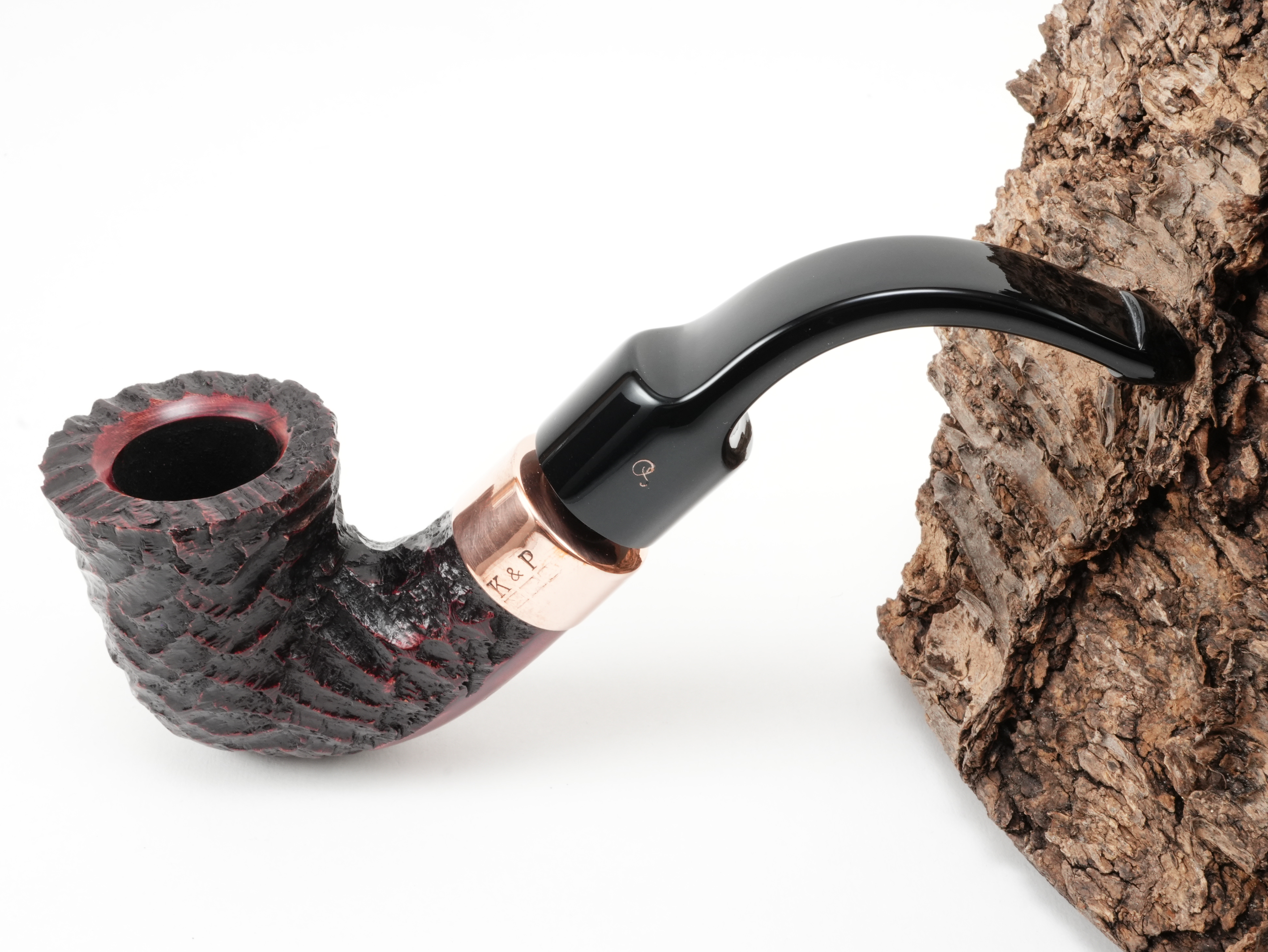 Rotbraun rustizierte Peterson Christmas 2026 Rustic 5s Pfeife Bent Calabash mit K&P Kupferring und kupferfarbenem P-Logo am Acryl-Lippenbissmundstück – Titelbild schräg von oben