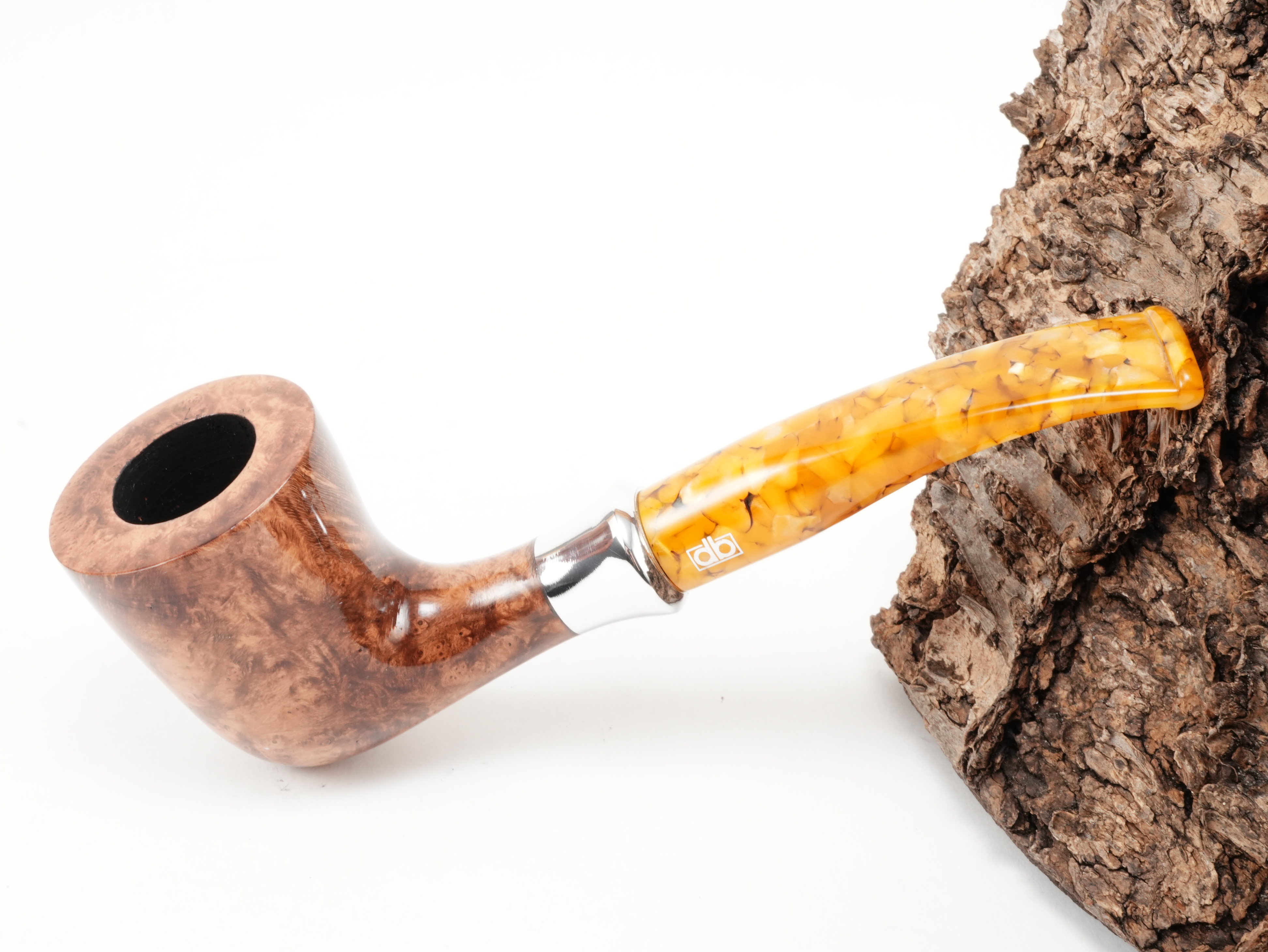 Hellbraun polierte db Design Berlin Baltic Amber II 035 Pfeife Half-Bent Dublin mit trichterförmigem Metallring und bernsteinfarbenem Acrylmundstück – Titelbild schräg von oben